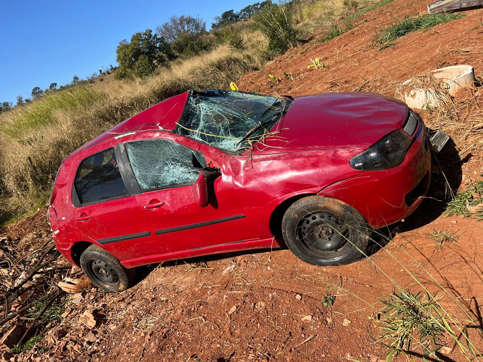 Condutor desvia de caminhão e capota veículo na BR-352, em Pará de Minas