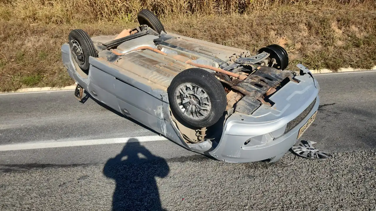 Carro capota na MG-050 em Formiga e deixa vítima grave