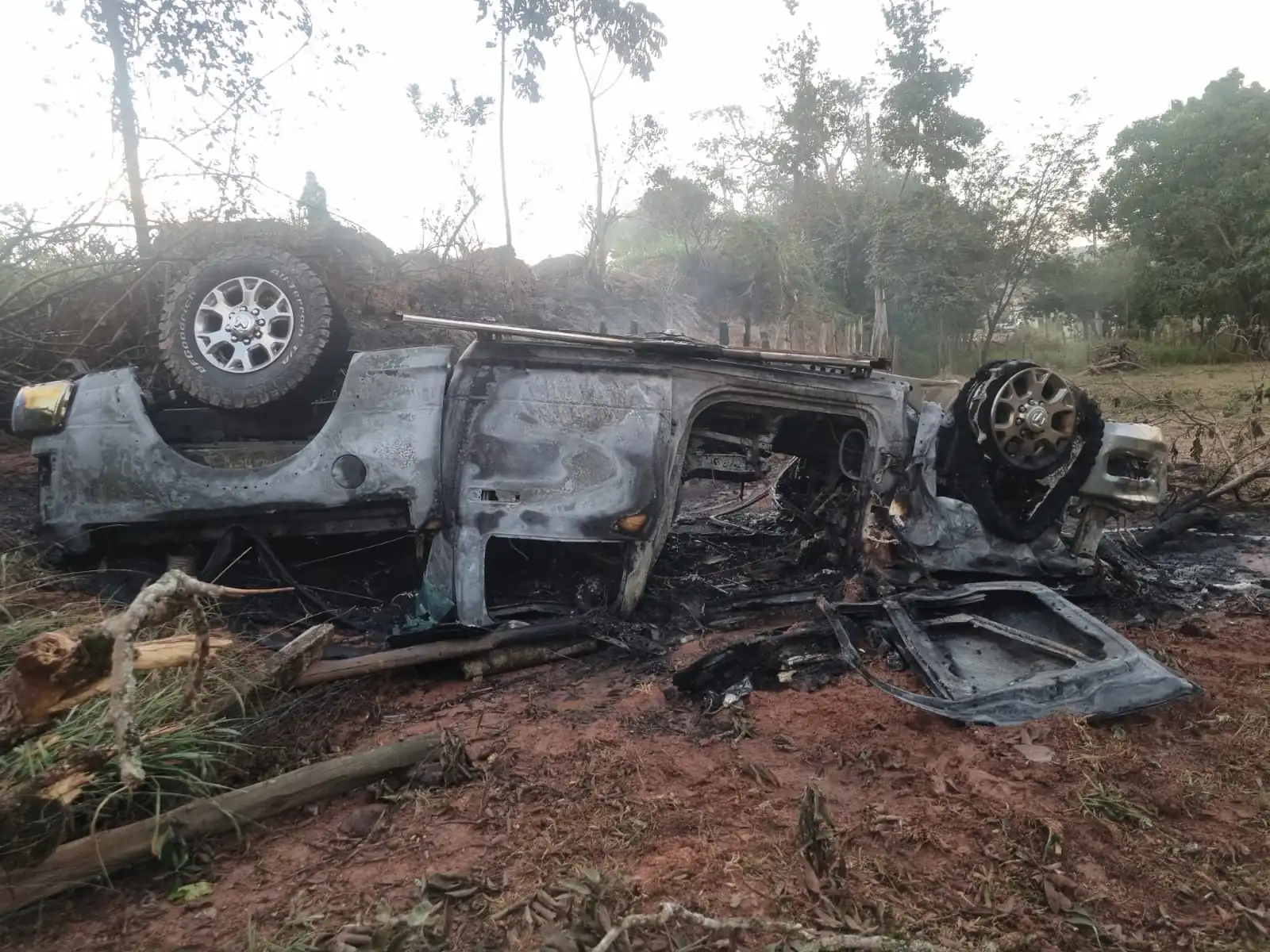 Caminhão força ultrapassagem e provoca grave acidente na BR-494