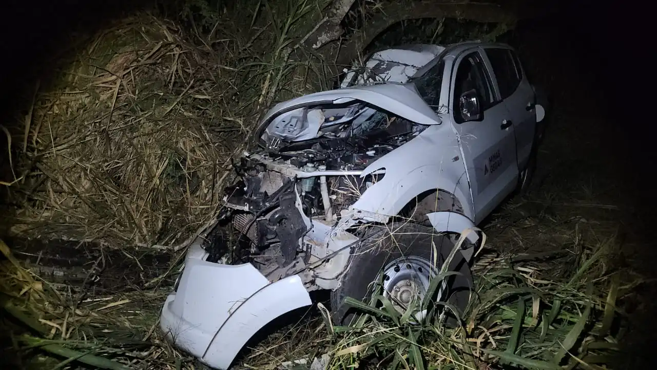 Caminhonete e veículo de carga colidem na BR-354 em Bambuí