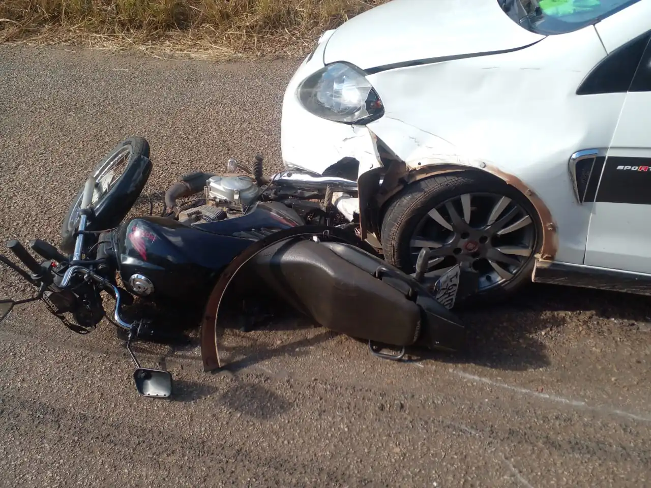 Motociclista inabilitado se envolve em colisão em Pitangui