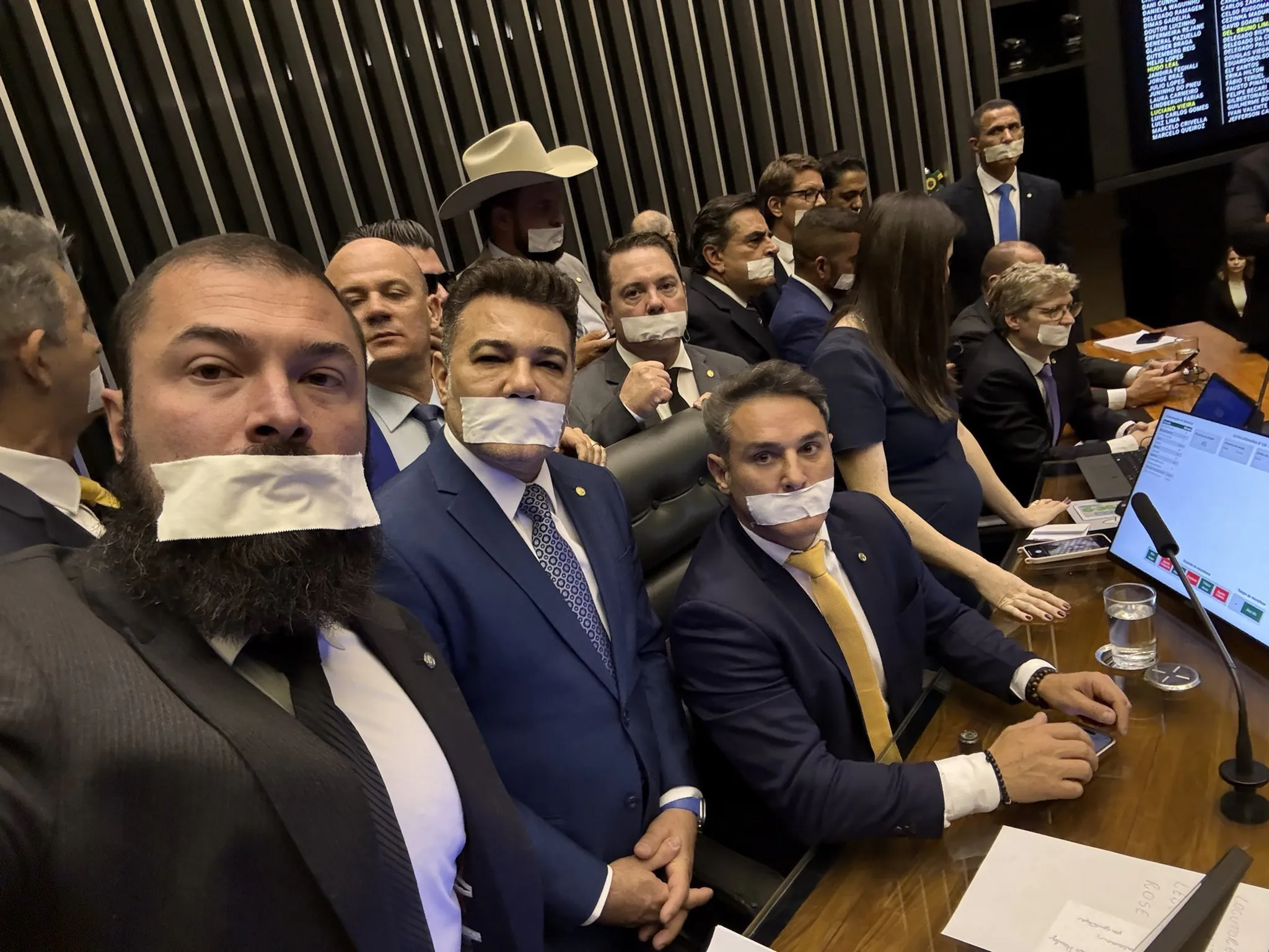 Congresso retoma trabalhos com oposição em busca de anistia