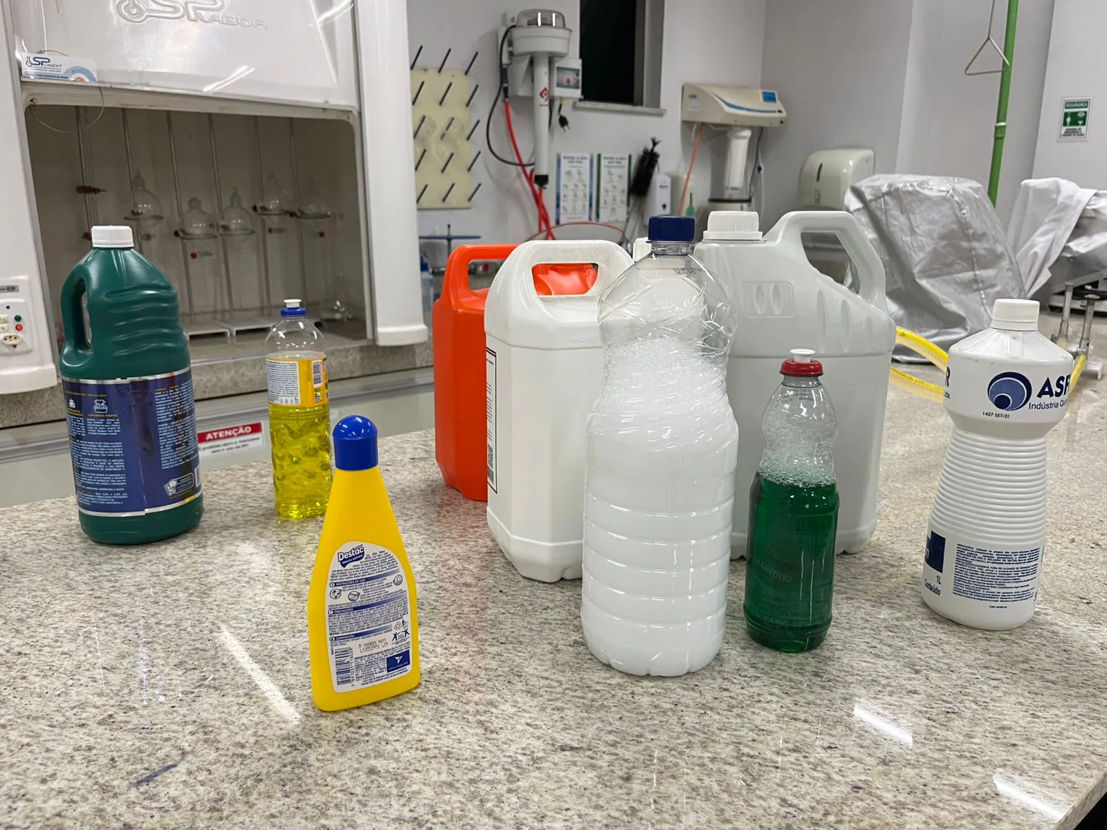 Manuseio de produtos de limpeza pode oferecer riscos à saúde