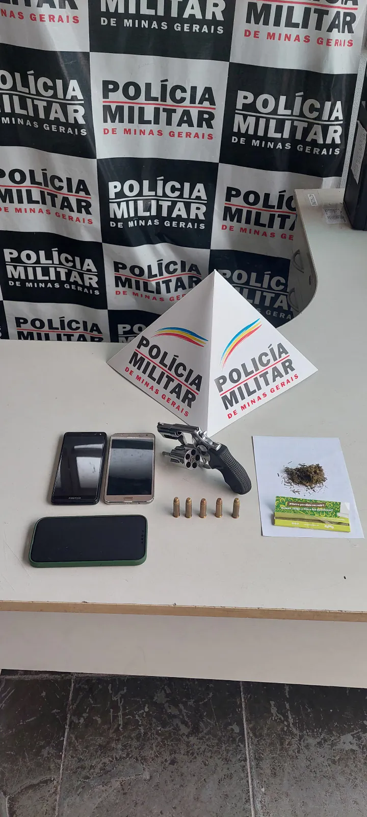 Homem com extensa ficha criminal é preso com arma de fogo e drogas em Cláudio