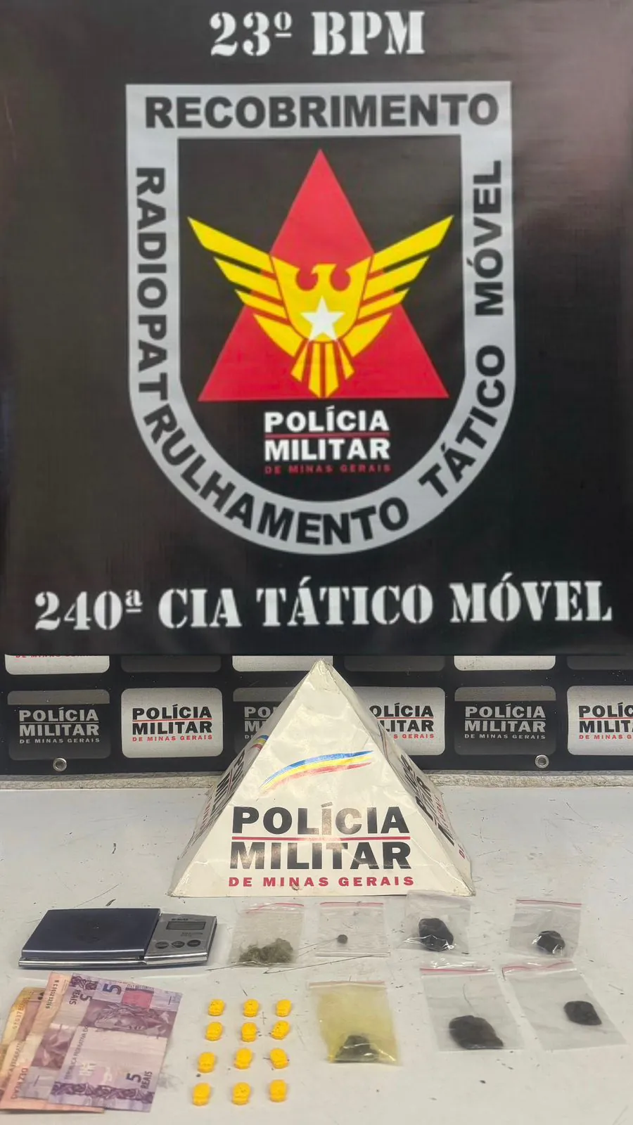 PM apreende menor por tráfico de drogas em frente a escola no Centro de Divinópolis