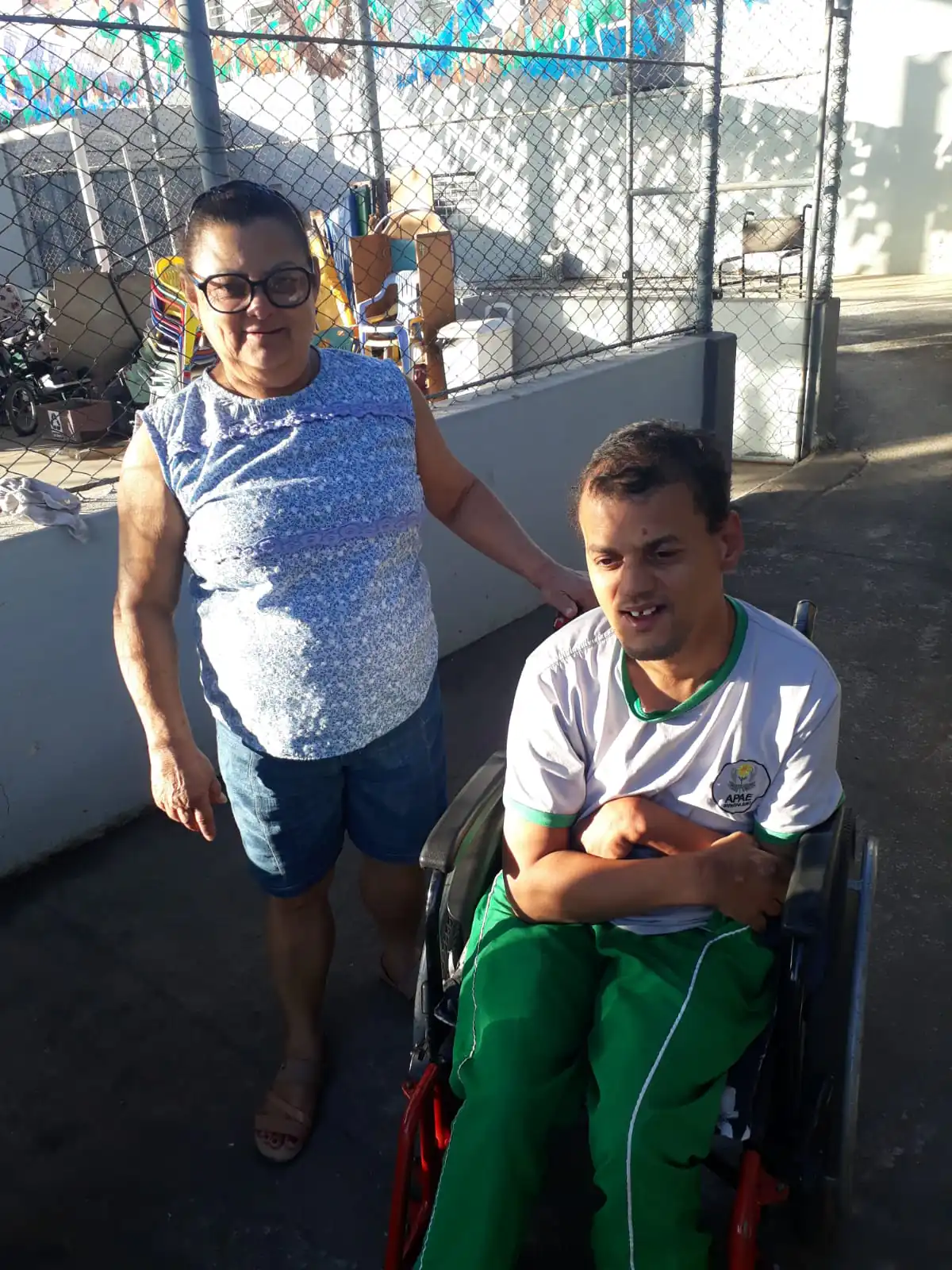 Cadeirante de Divinópolis passa a ter transporte direto de casa à Apae para sessões de reabilitação