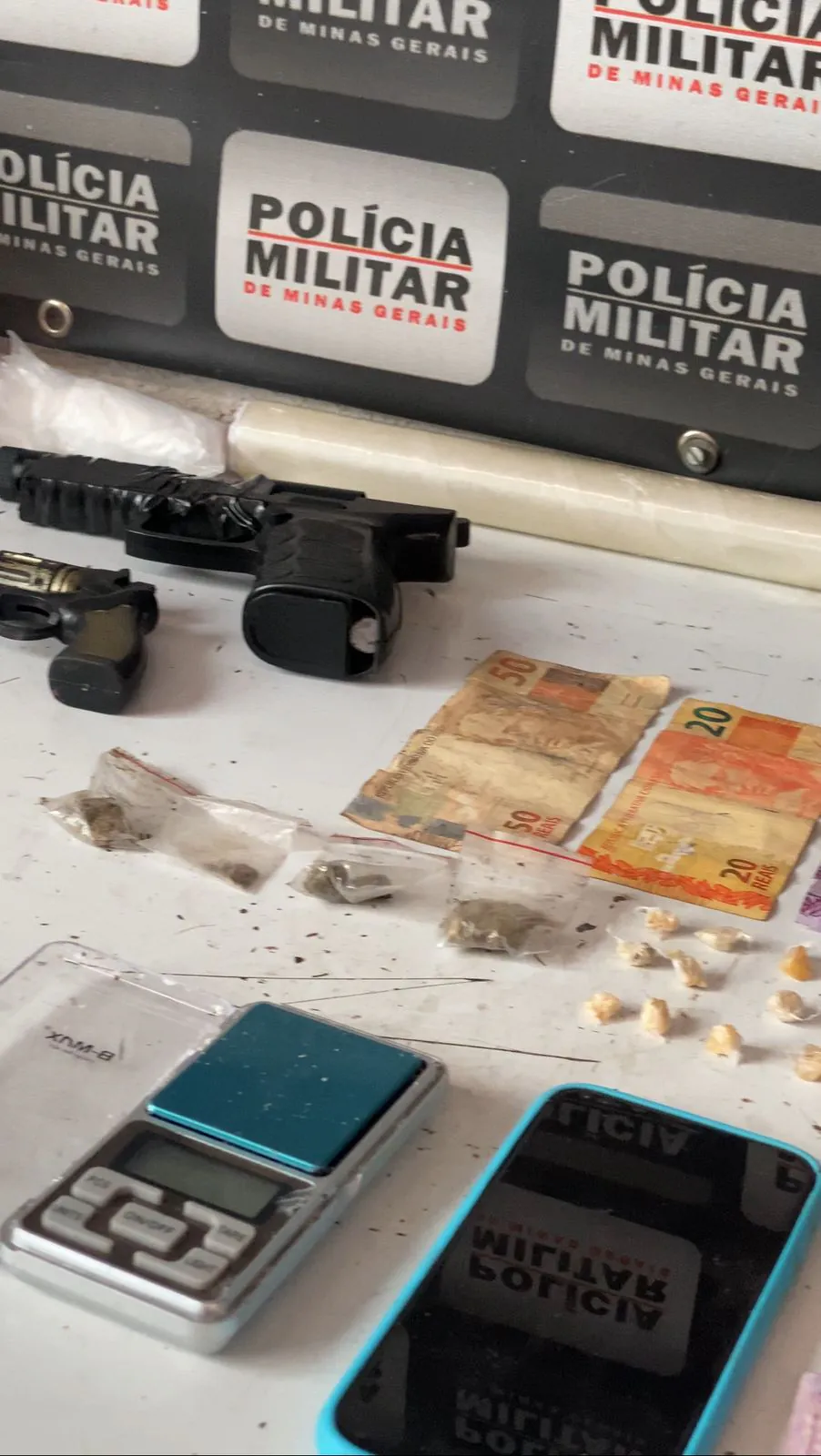 Trio é preso com droga, dinheiro e réplicas no bairro Niterói