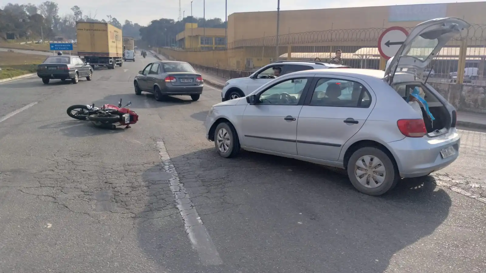 Acidente na MG-050 deixa motociclista ferida após colisão em Divinópolis