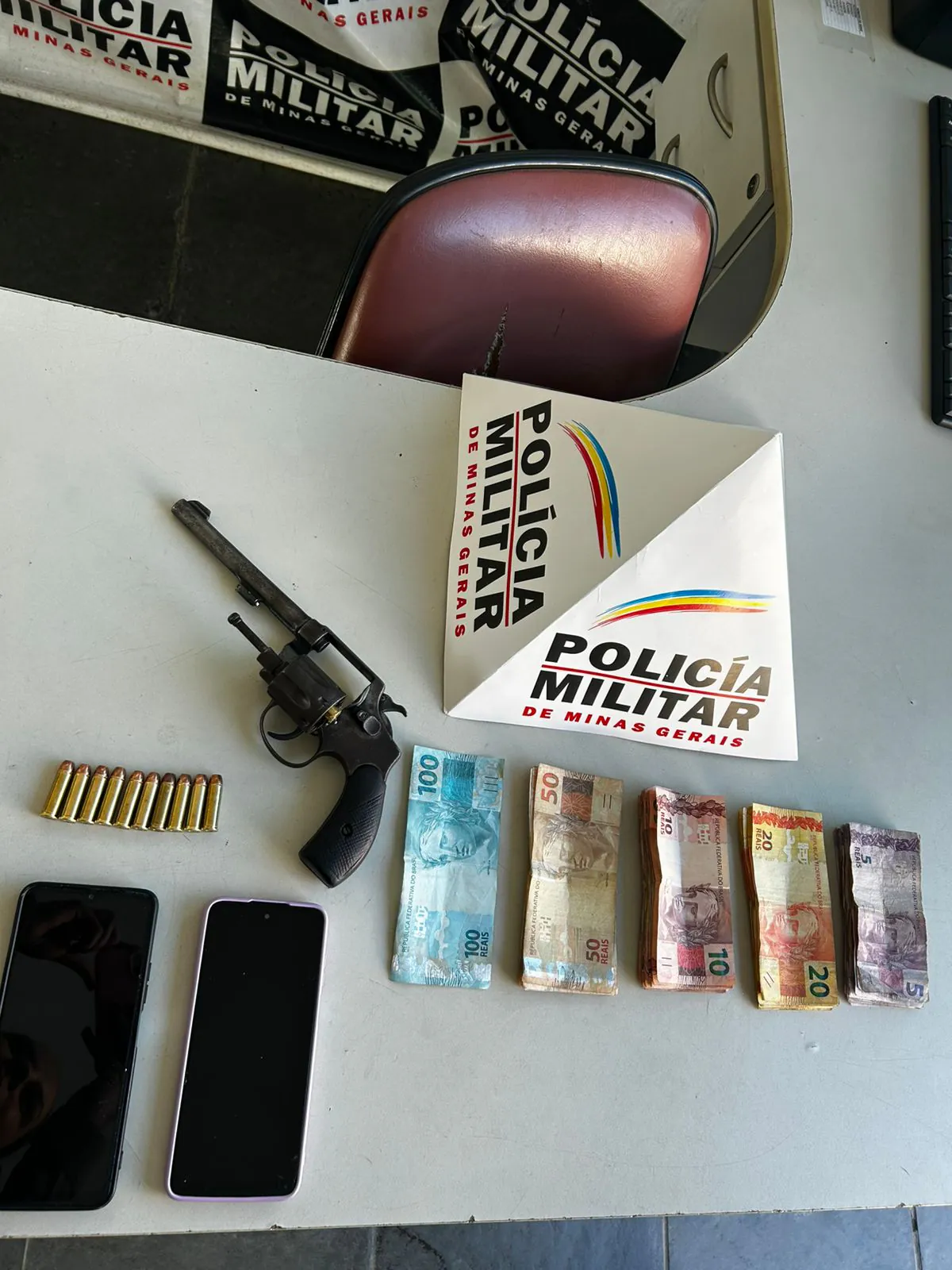 PM prende homem por posse ilegal de arma em Cláudio