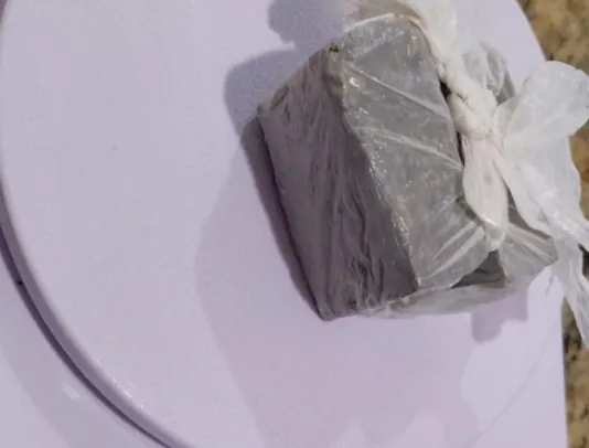 Homem é preso após guardar drogas em armário de supermercado de Divinópolis