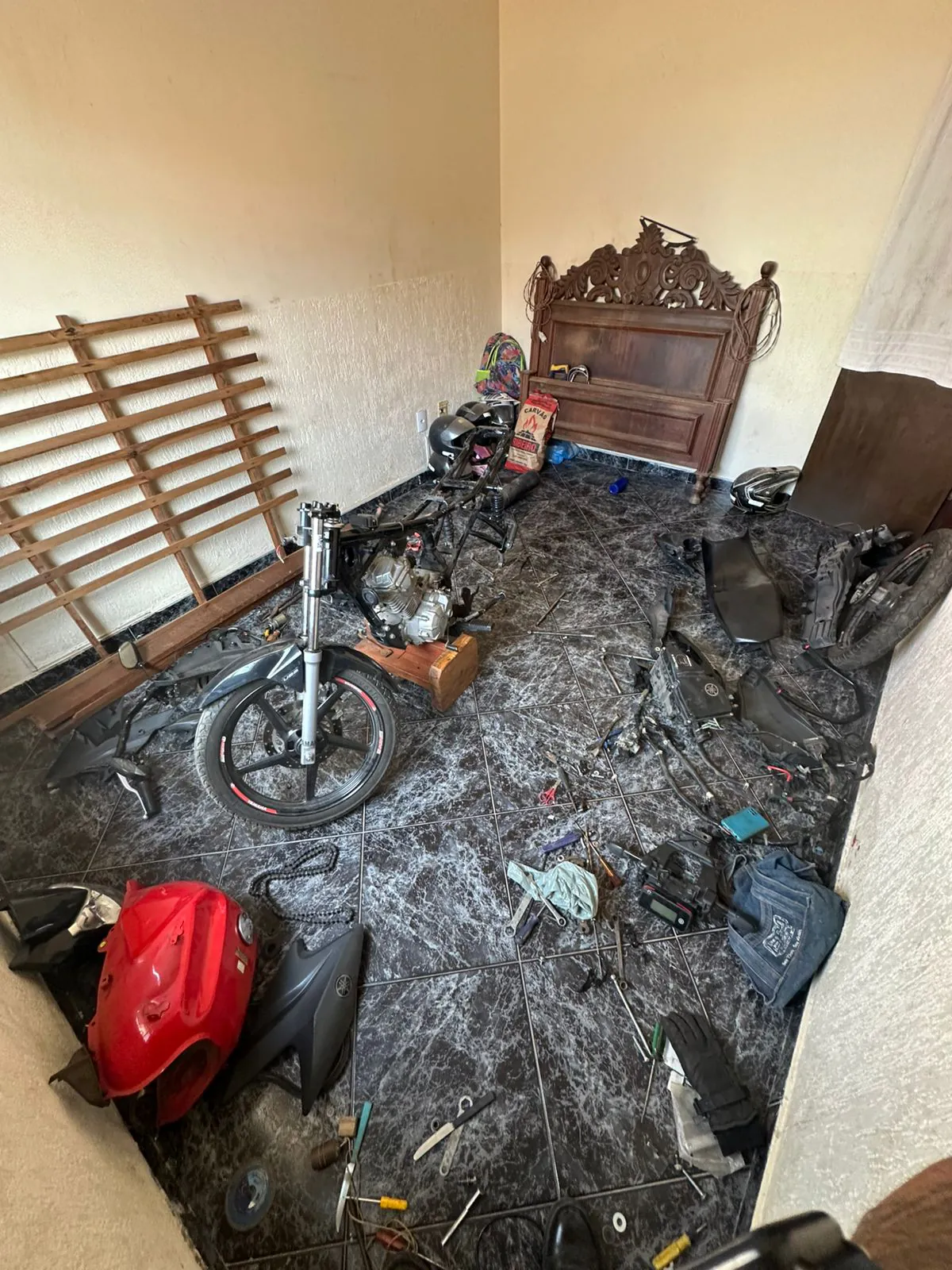PM localiza desmanche de motocicletas e prende homem por tráfico e receptação em Divinópolis