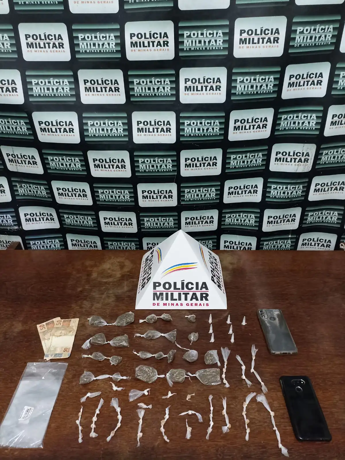 Trio é flagrado traficando drogas em condomínio de Pará de Minas
