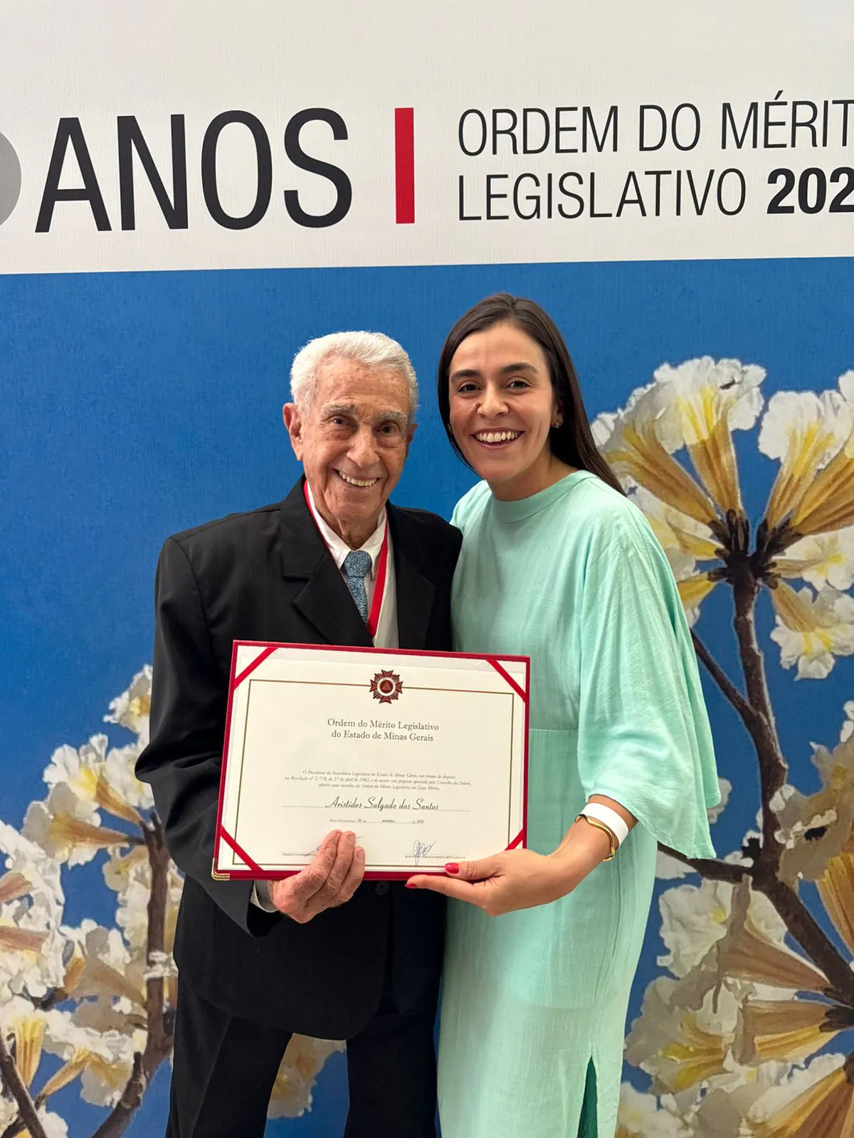 Ex-prefeito Aristides Salgado recebe Ordem do Mérito Legislativo na ALMG