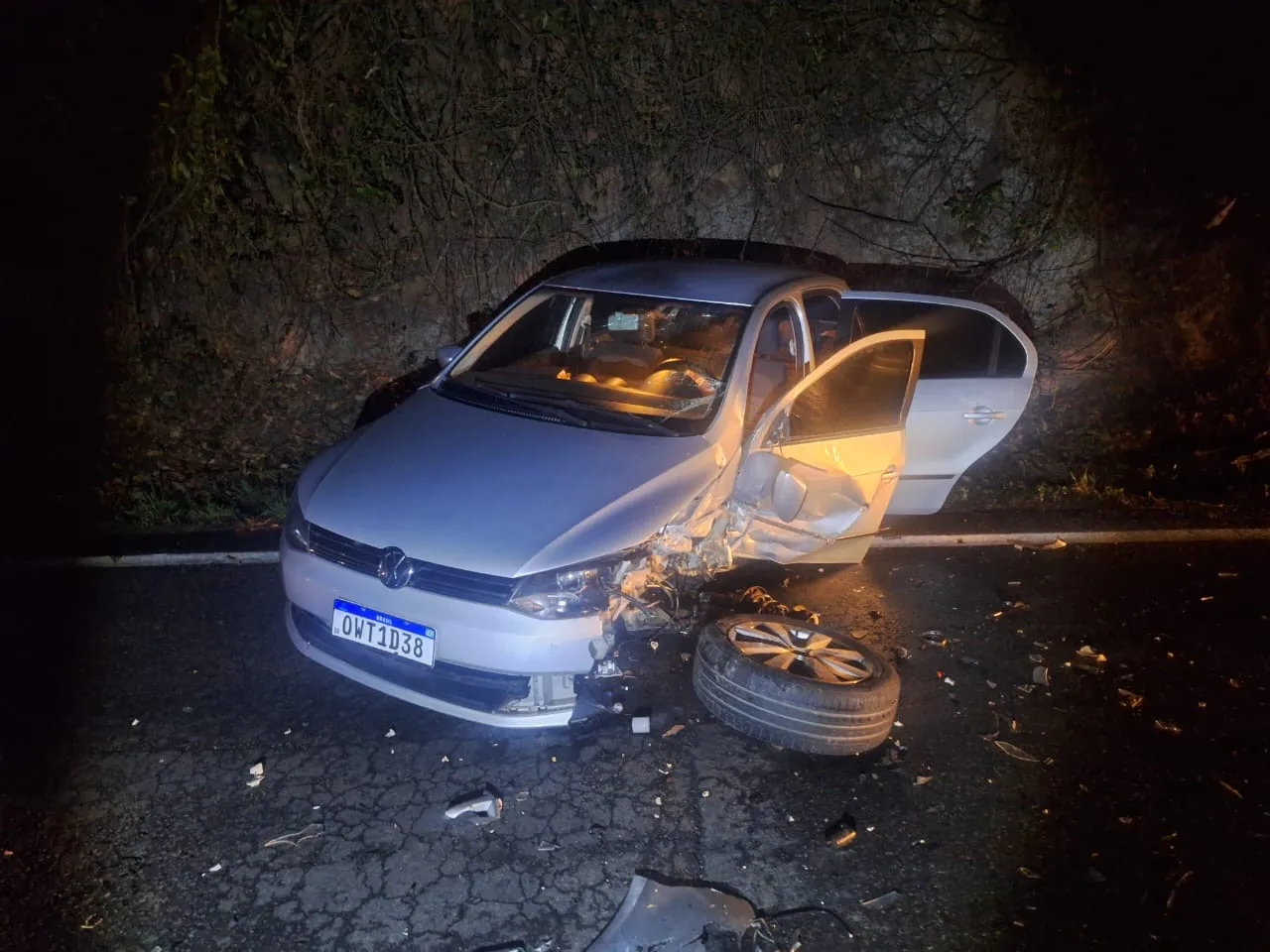 Duas pessoas ficam feridas em acidente na MG-050, em Pedra do Indaiá