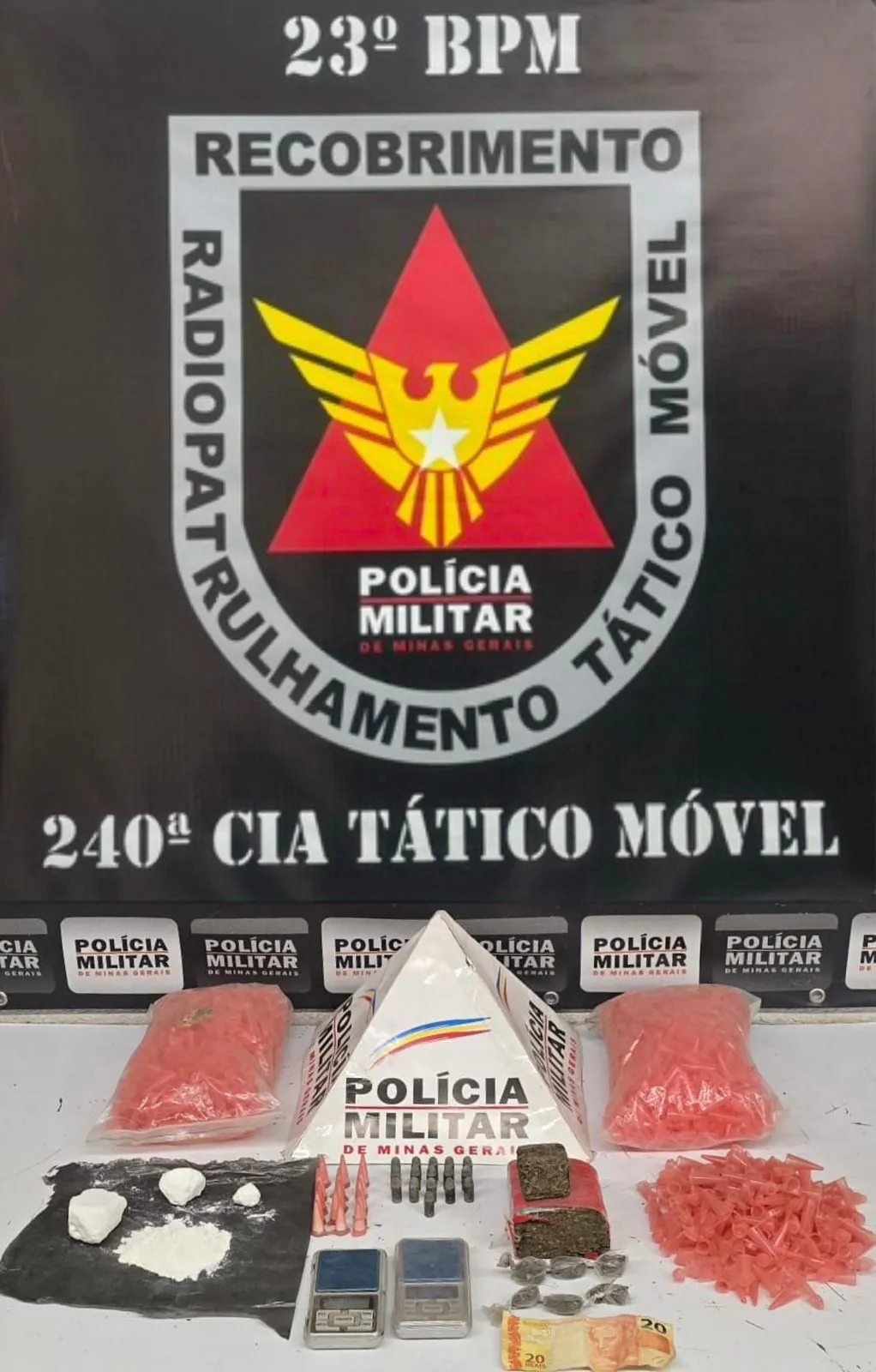 Polícia Militar apreende drogas, munições e recupera carro furtado no Terra Azul