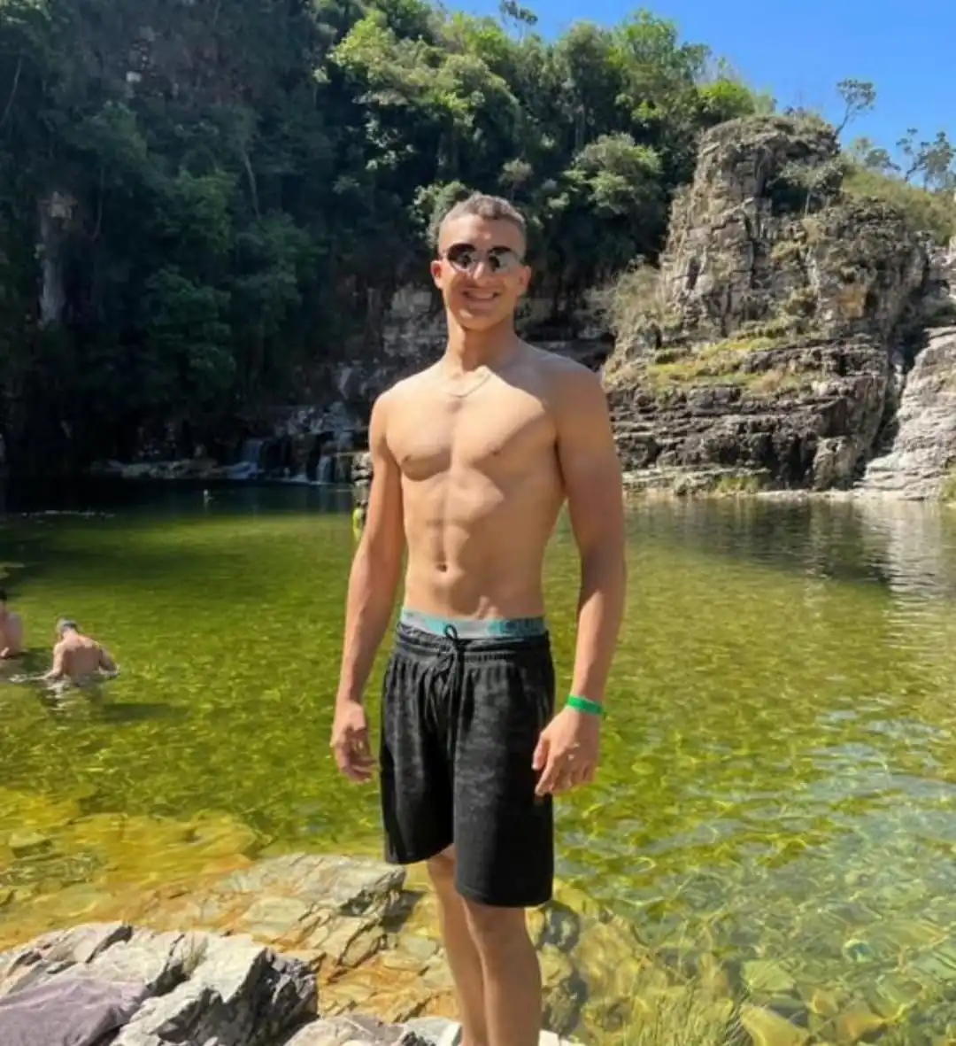 Jovem que foi baleado dentro de academia em Divinópolis não resiste a ferimentos e morre em hospital