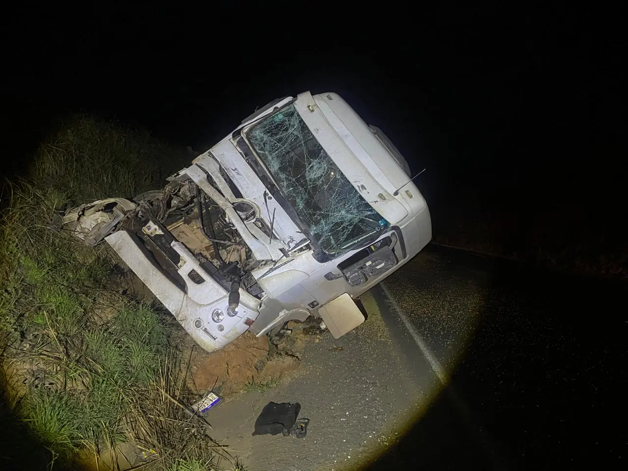 Caminhoneiro fica ferido em acidente na BR-354, em Bambuí