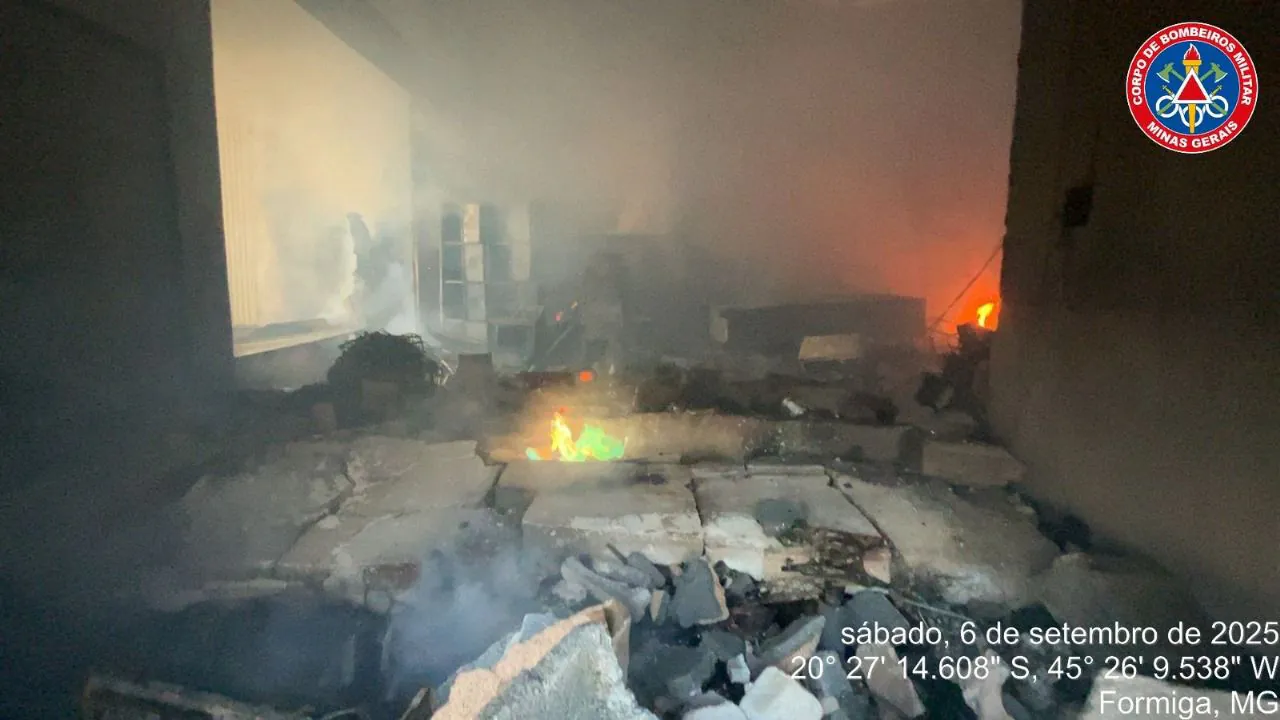 Fogo destrói galpão de eletrônicos e móveis em Formiga