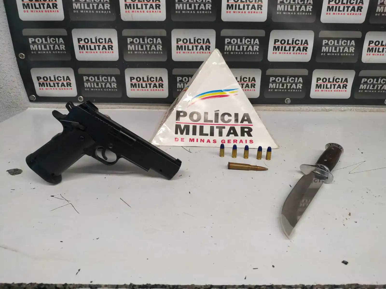 PM prende autor de violência doméstica e mãe por ameaças em Divinópolis