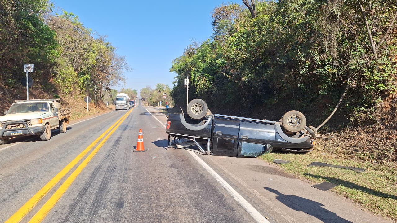 Condutor perde controle e capota veículo na MG-050, em Itaúna