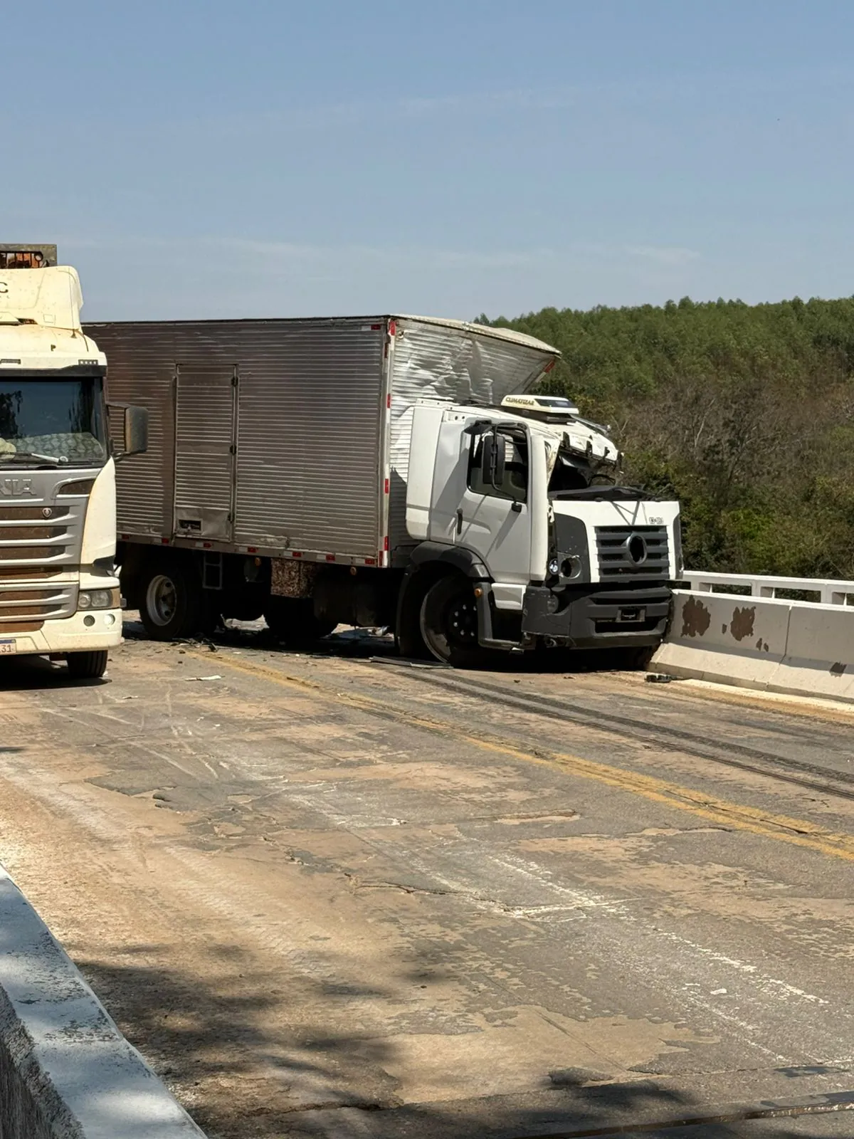 Três homens ficam feridos após colisão entre carreta e caminhão na BR-352, em Pitangui