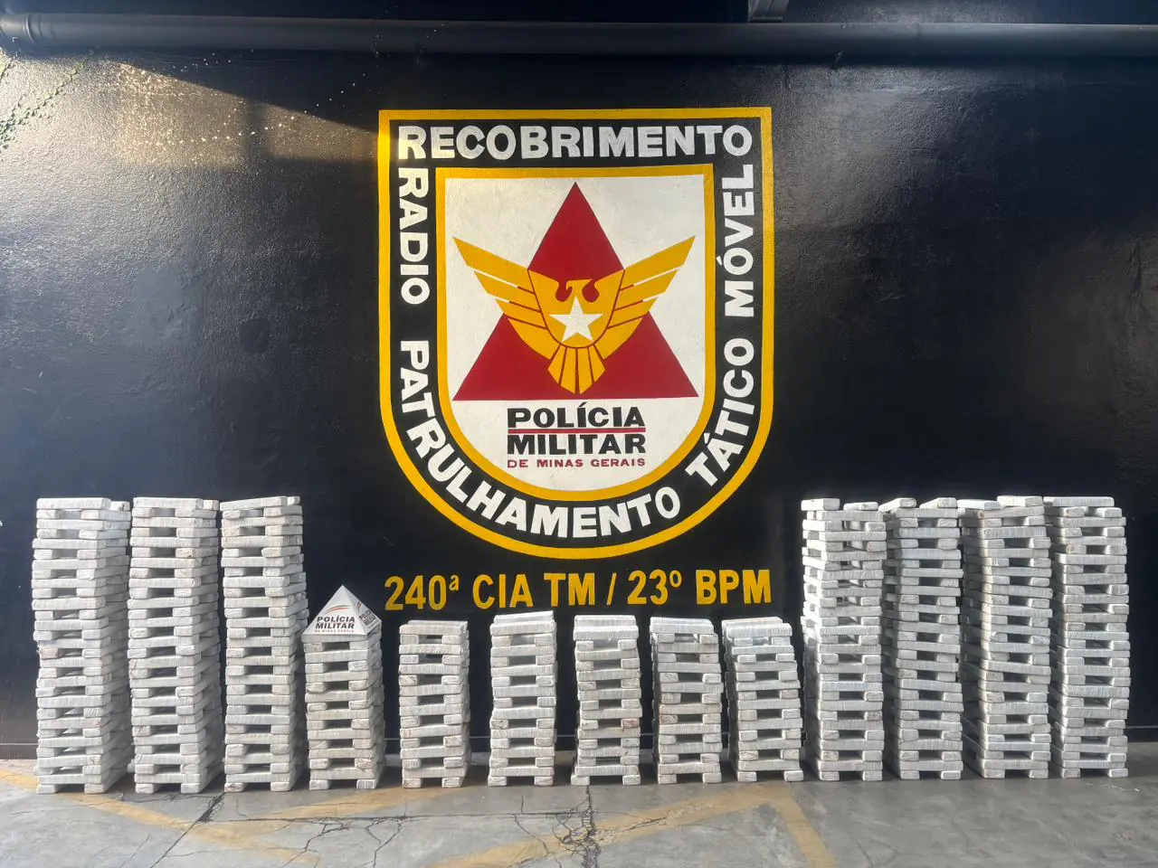 PM apreende mais de 600 kg de maconha e prende dois homens na MG-050, em São José dos Salgados