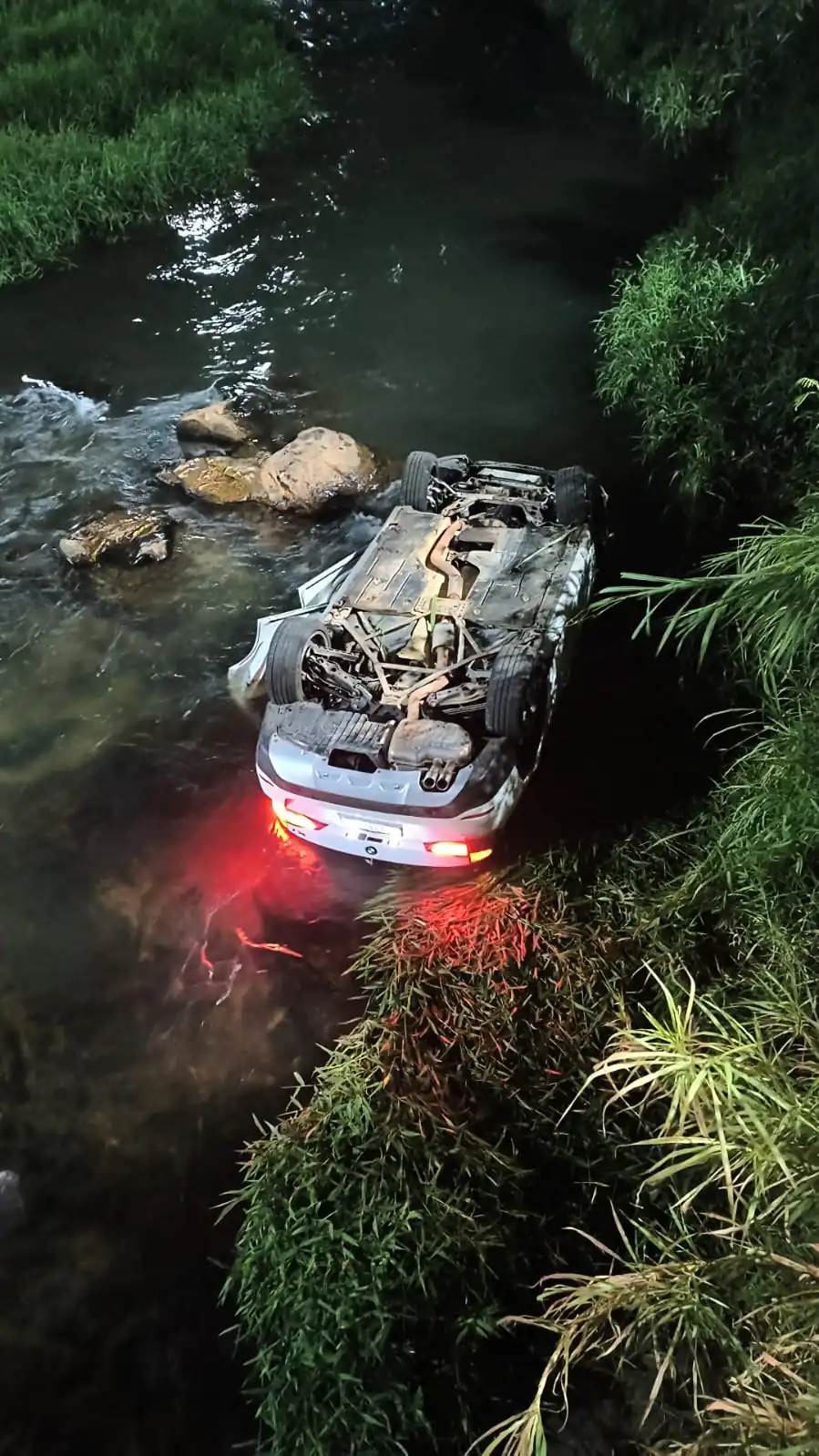 Casal é preso após capotar carro em rio no Centro de Itaúna
