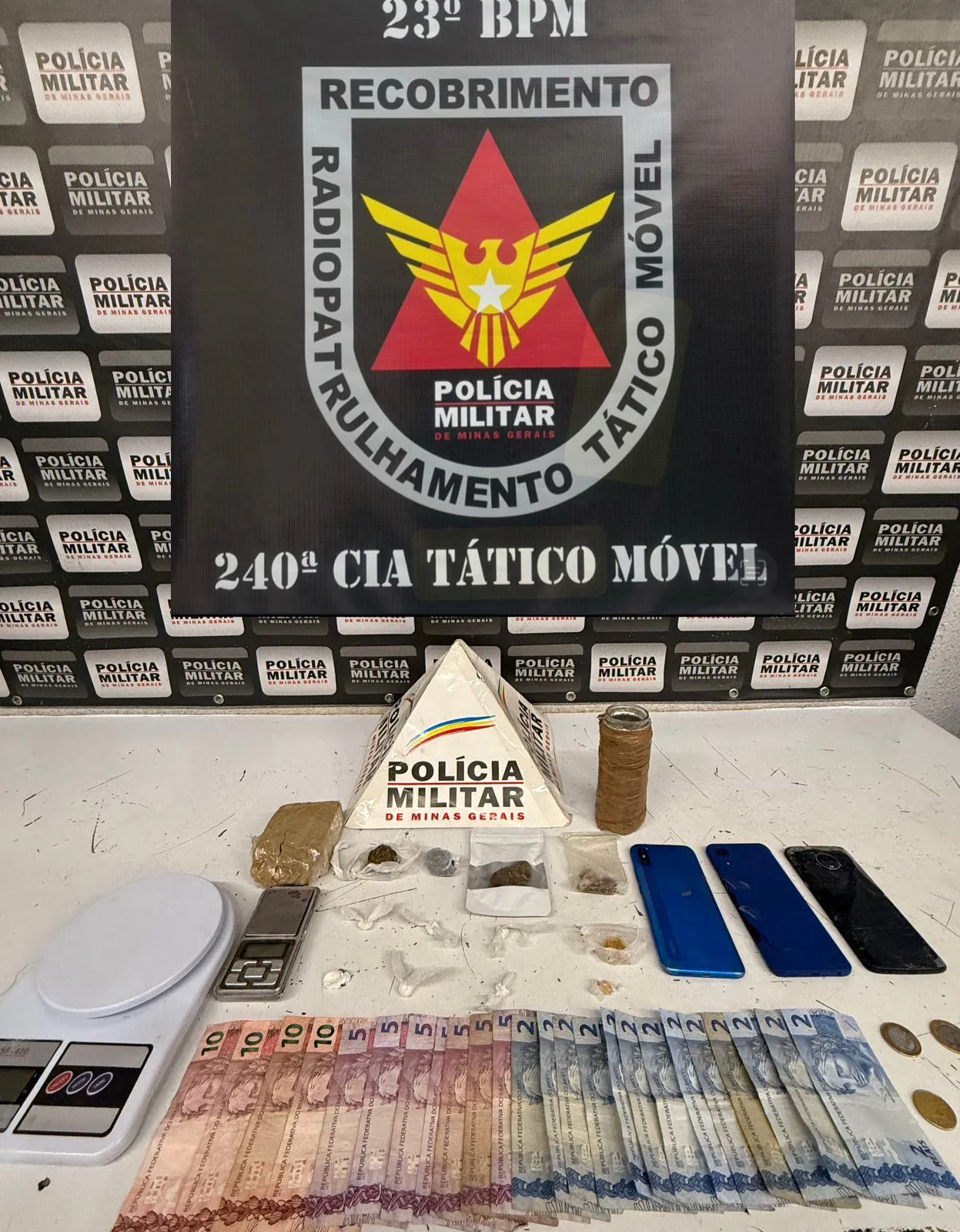 PM prende dois suspeitos e apreende drogas no Centro de Divinópolis em operação contra o tráfico
