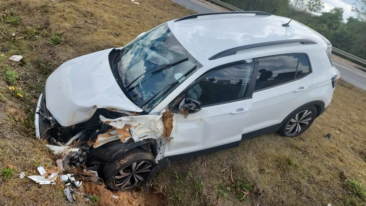 Condutor perde controle de veículo para evitar colisão e cai em vala na MG-050