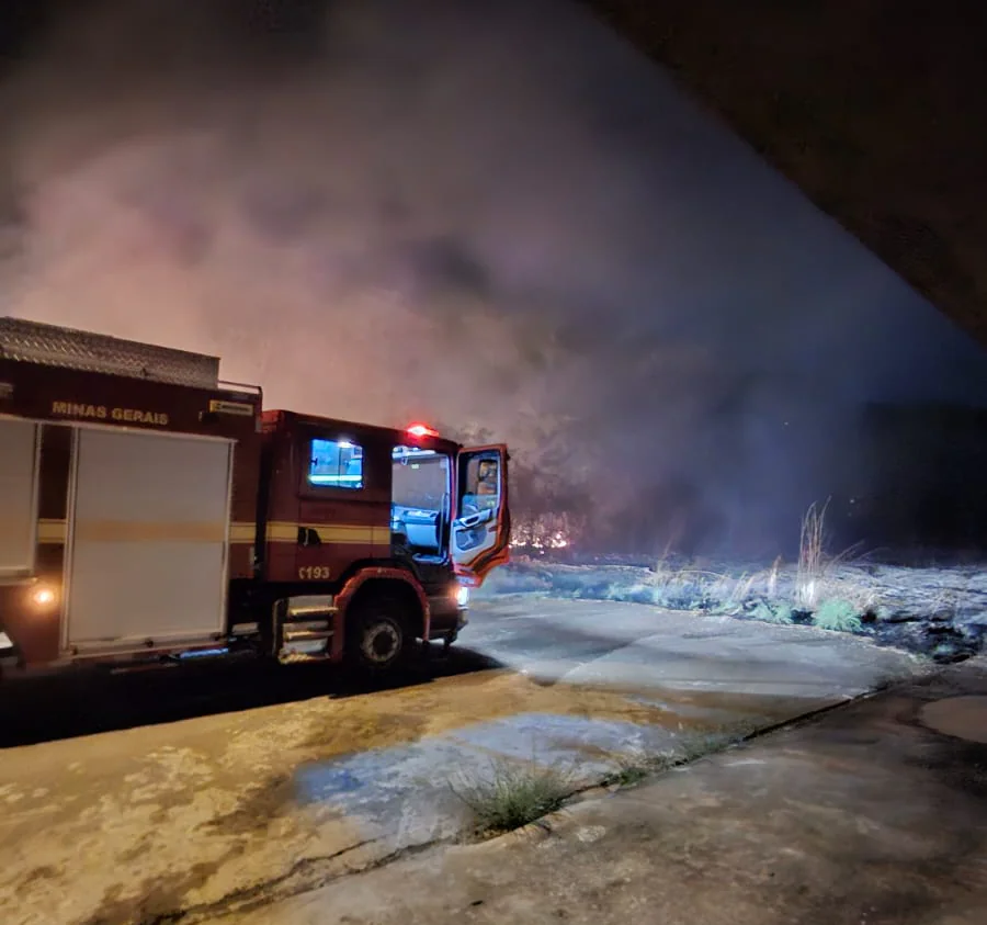 Incêndios simultâneos queimam mais de 250 hectares e afetam bairros em Pará de Minas