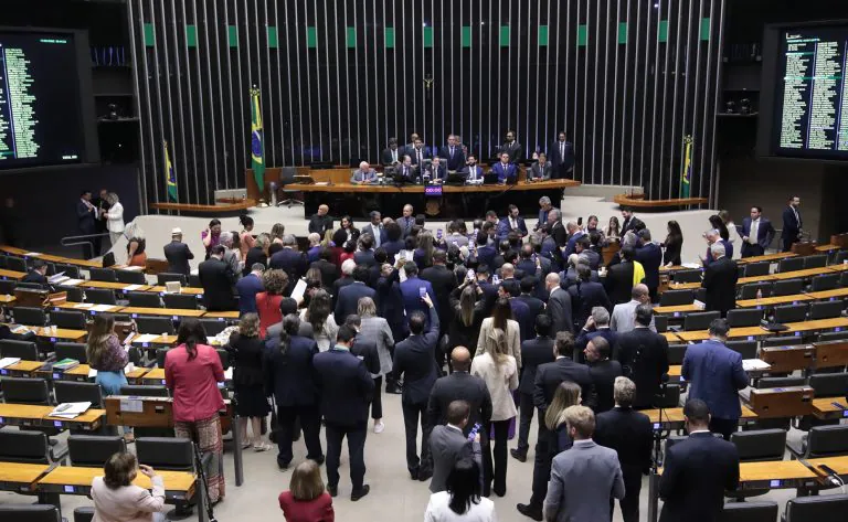 Cleitinho e Domingos Sávio reagem à aprovação do regime de urgência para projeto de anistia