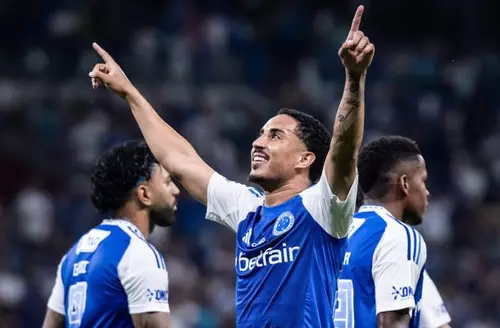 Cruzeiro vence Fortaleza, volta a vencer após quatro jogos e encurta distância para o Palmeiras