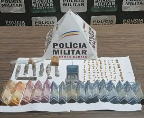 Durante intensificação do policiamento, PM apreende grande quantidade de drogas e prende mulher em Pompeu
