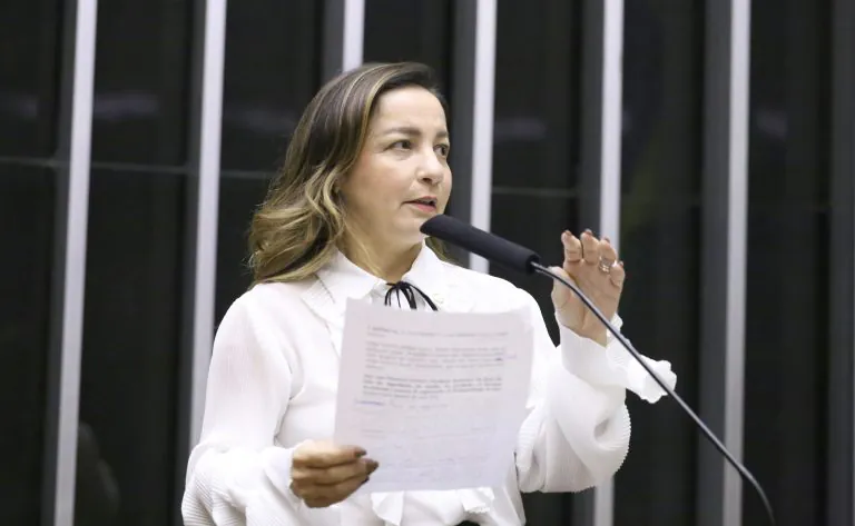 Câmara aprova licença-menstrual de até dois dias por mês para trabalhadoras