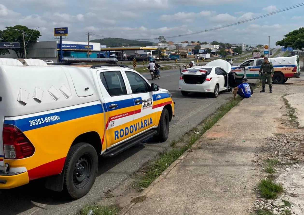 Dupla é presa com drogas e veículo irregular na MG-050, em Divinópolis