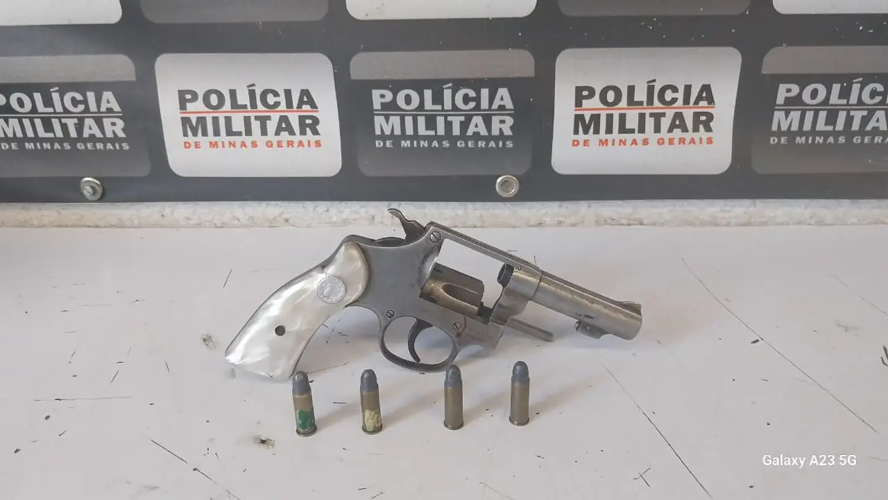 PM apreende arma durante briga entre vizinhas no bairro Catalão em Divinópolis