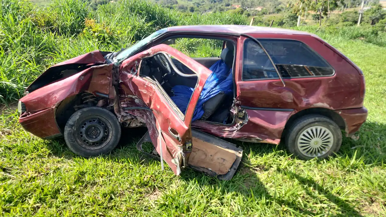Colisão entre carro e caminhão na MG-050 em Formiga deixa duas vítimas leves