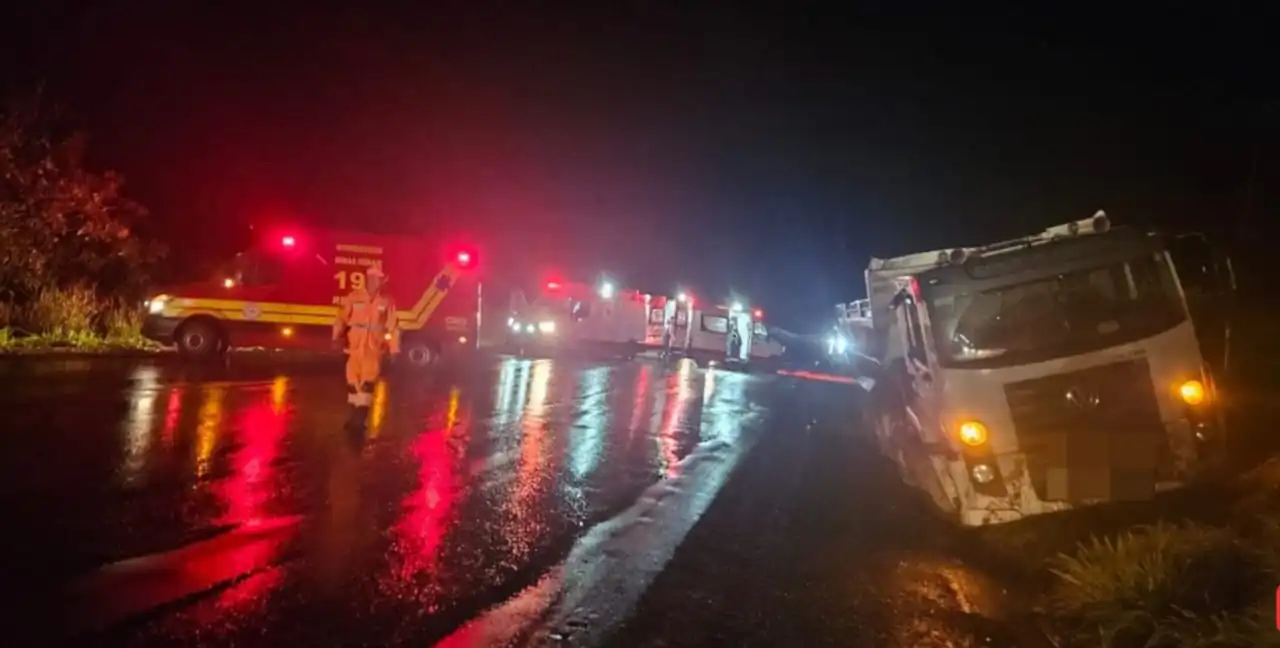 Caminhoneiro sofre ferimentos graves em acidente na BR-354 em Arcos