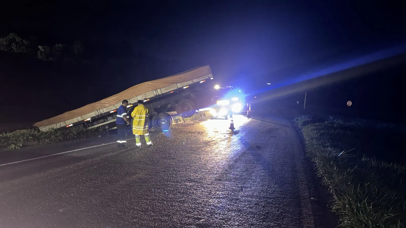 Carreta carregada com ferragens cai em abismo após sair da pista na MG-050, em Itaúna