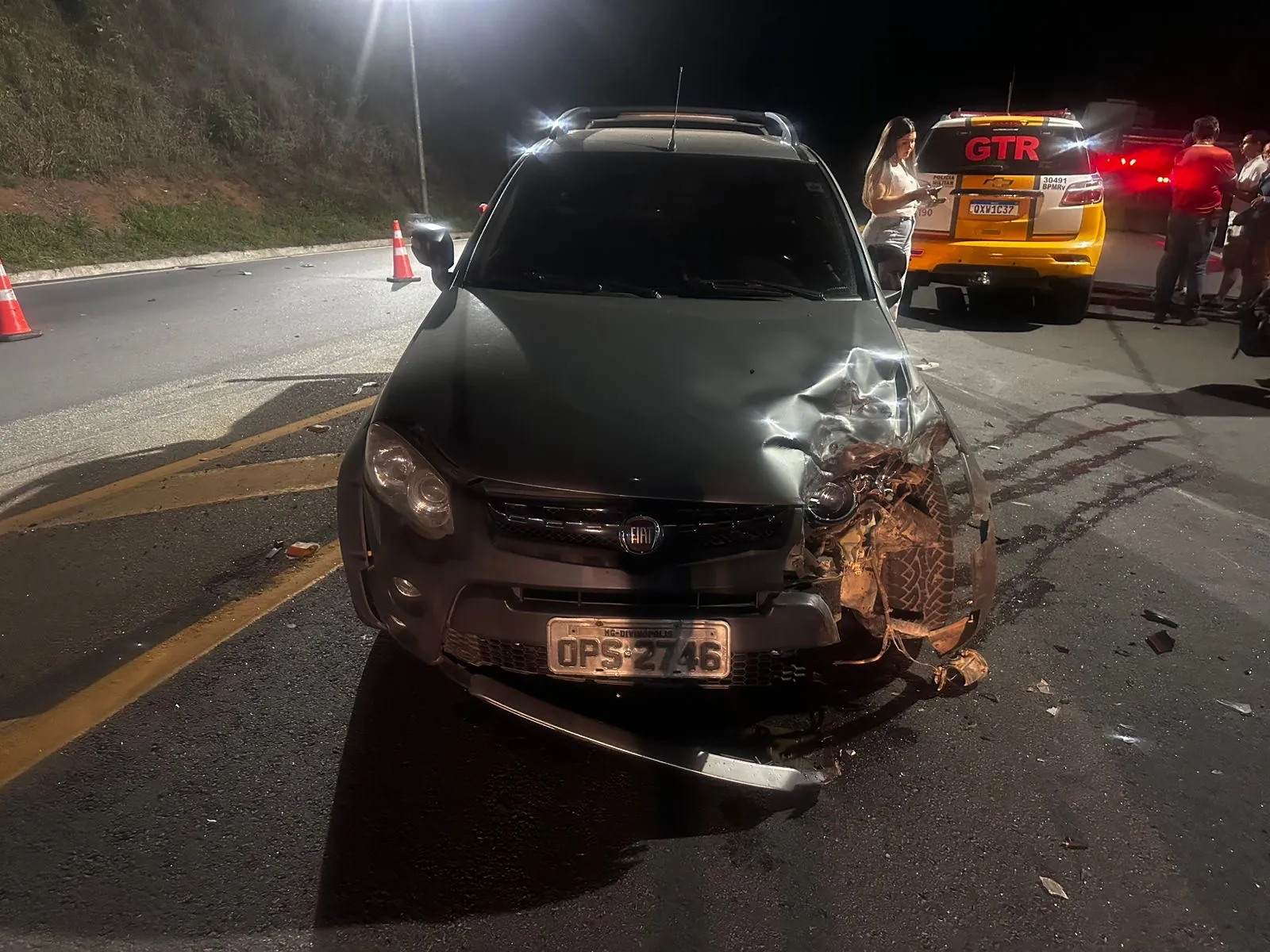 Carro capota após ser atingido na traseira na MG-050, em São Sebastião do Oeste
