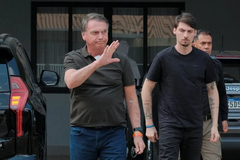 Bolsonaro sofre crise de soluço na prisão e acionam médicos