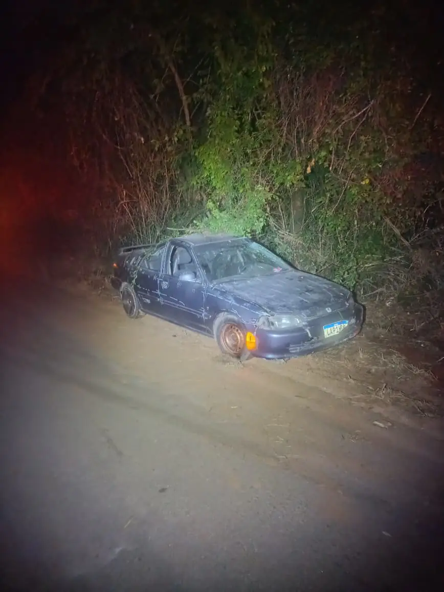 Motorista fica ferido após capotar veículo na LMG-818, em Pará de Minas