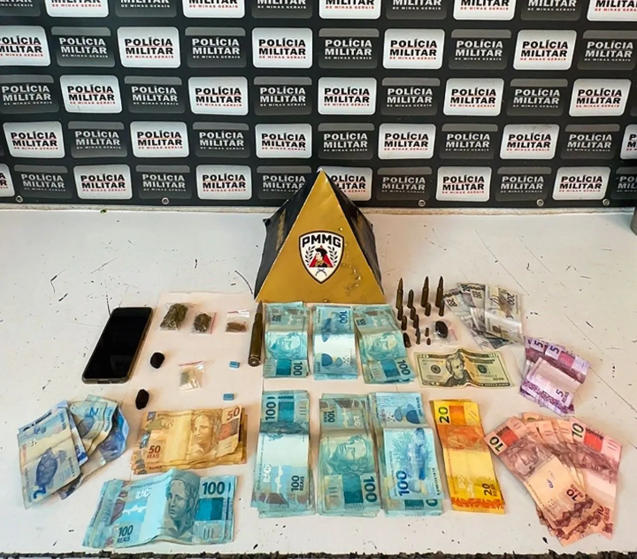PM prende motociclista por delivery de drogas em Divinópolis
