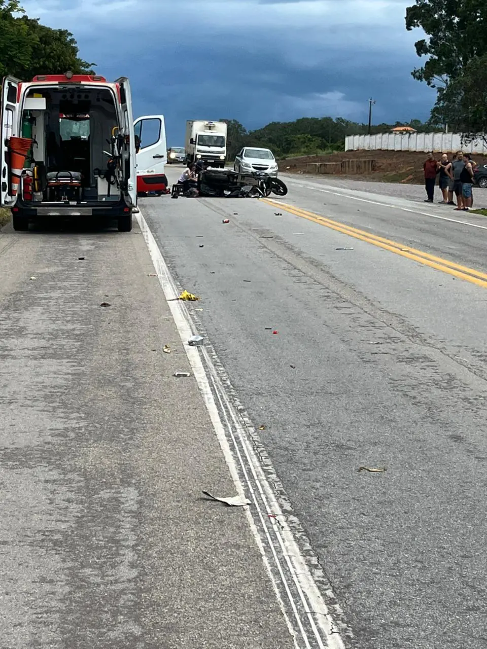 Acidente entre carro e moto na BR-494, em Cláudio, deixa dois homens gravemente feridos