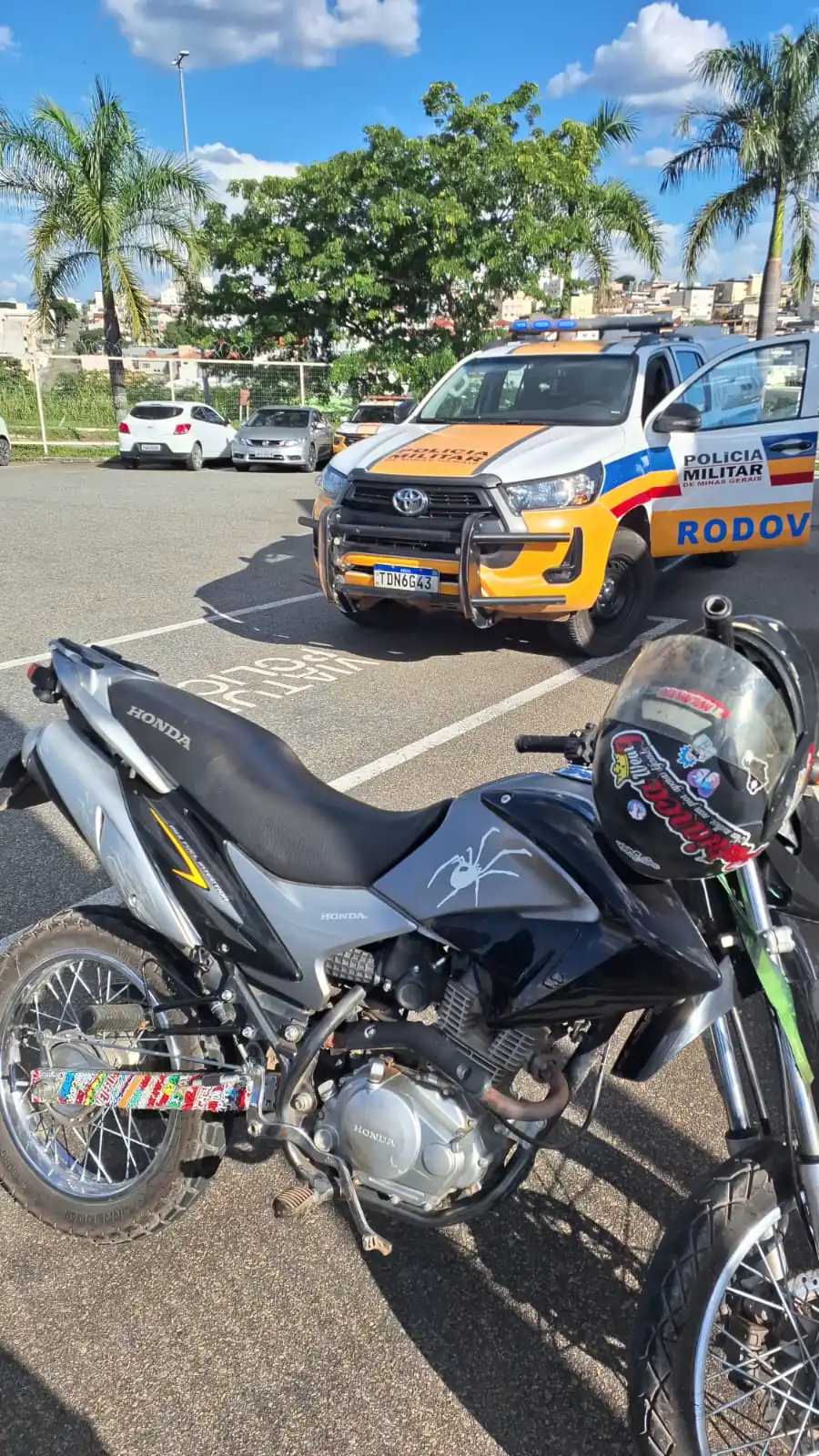 Motociclista foge da PM, coloca pedestres em risco e é detido em Divinópolis