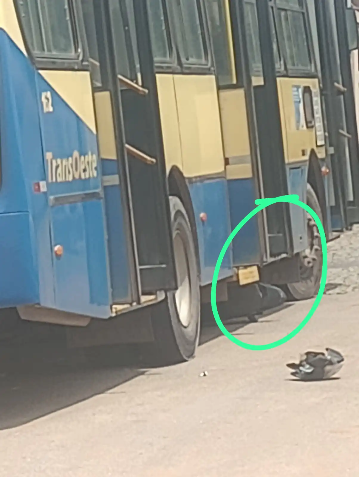 Motociclista fica ferido após colisão com ônibus em Divinópolis