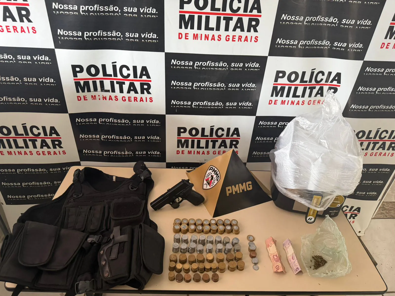 Mulher é presa durante cumprimento de mandado em Santo Antônio do Monte