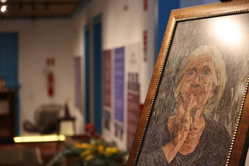 Exposição em homenagem a Adélia Prado entra em últimos dias de visitação